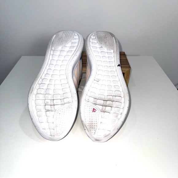 Adidas Women’s QT Racer running shoe with Floral Print and Pink stripes - Picture 10 of 12